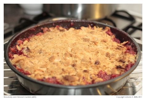 Strawberry-and-Almond-Crumble-(4492)